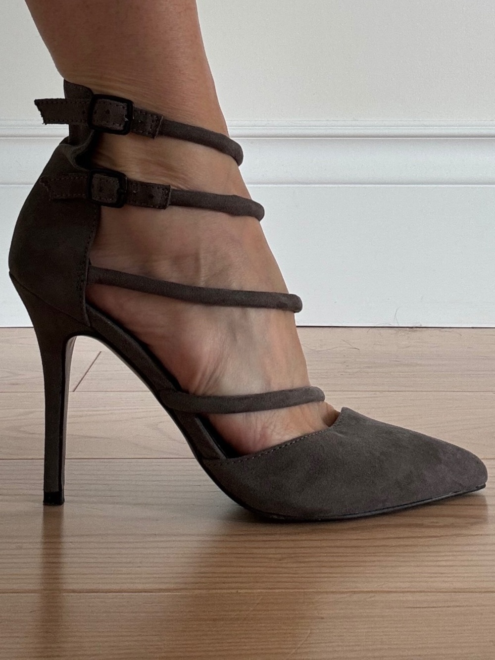 Aldo Grey Suede Crisscross Ankle Strap Heels. Size 38.5